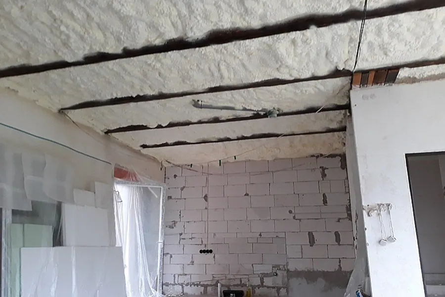 Izolace stropu stříkanou PUR pěnou – reference Superizolace 43
