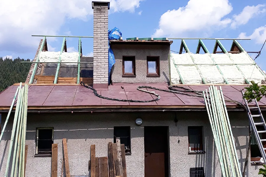 Zateplení střechy stříkanou PUR pěnou – reference Superizolace 67