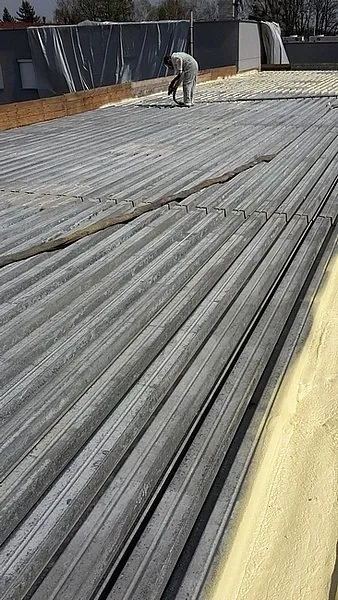 Zateplení střechy stříkanou PUR pěnou – reference Superizolace 52