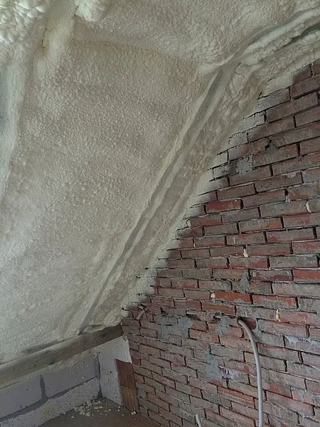 Zateplení střechy stříkanou PUR pěnou – reference Superizolace 32