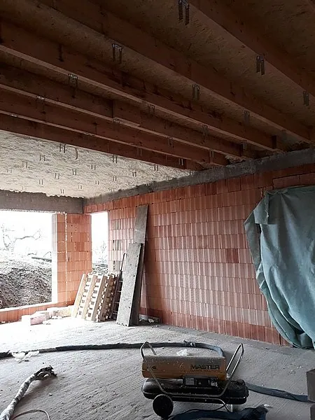Izolace stropu stříkanou PUR pěnou – reference Superizolace 56