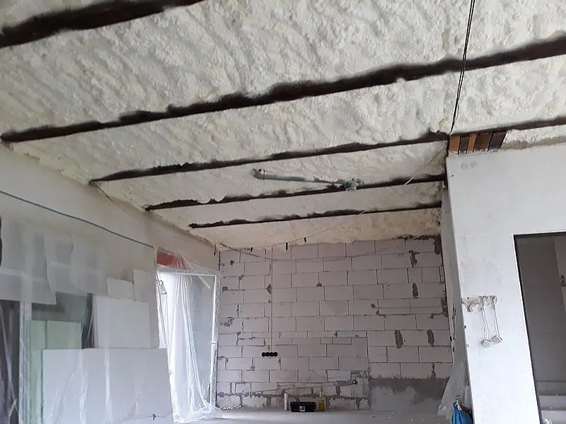 Izolace stropu stříkanou PUR pěnou – reference Superizolace 49