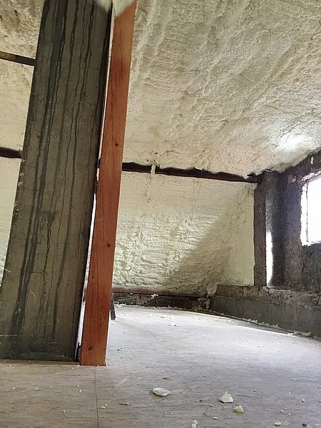Průmyslová izolace haly stříkanou PUR pěnou – reference Superizolace 75