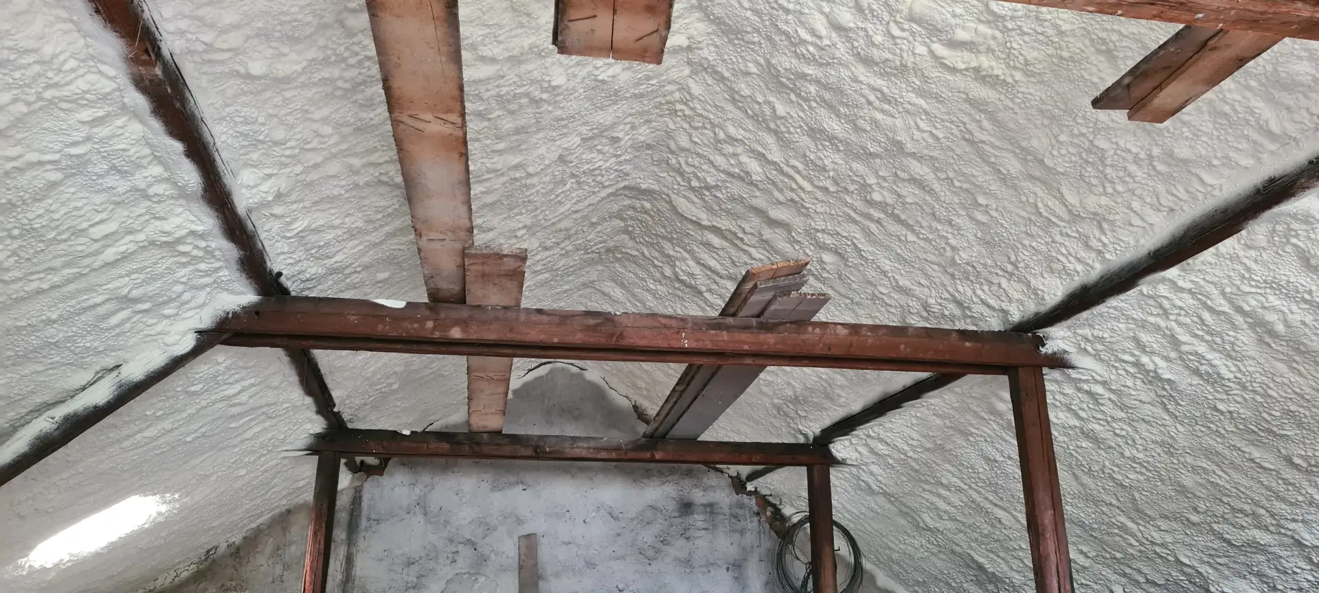Izolace podkroví stříkanou PUR pěnou – reference Superizolace 72