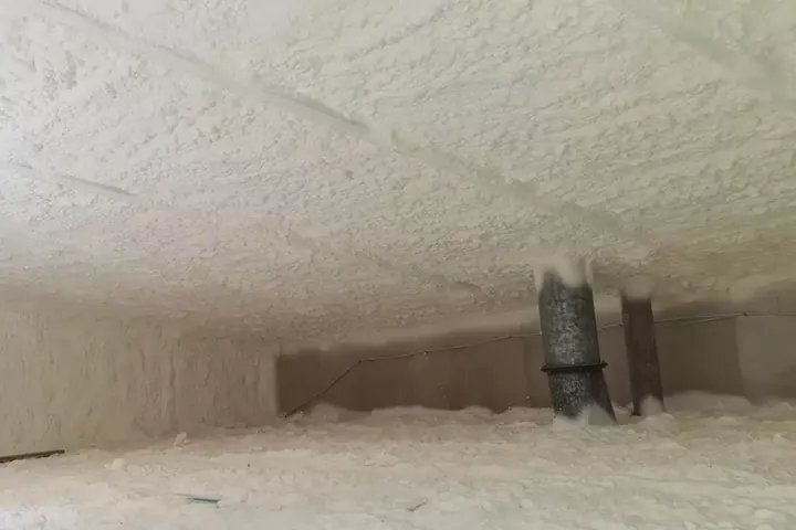 Aplikace stříkané izolační PUR pěny
