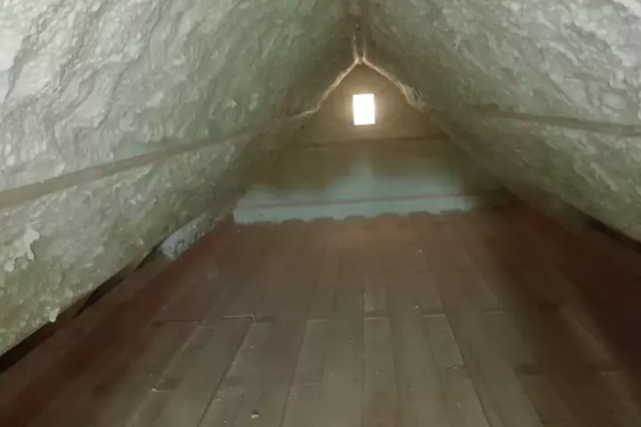 Izolace podkroví stříkanou pěnou