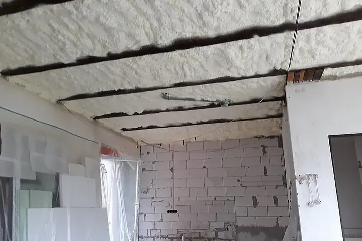 Izolace stropu PUR pěnou