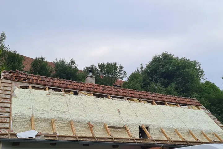 Zateplení střechy stříkanou PUR pěnou – reference Superizolace 71