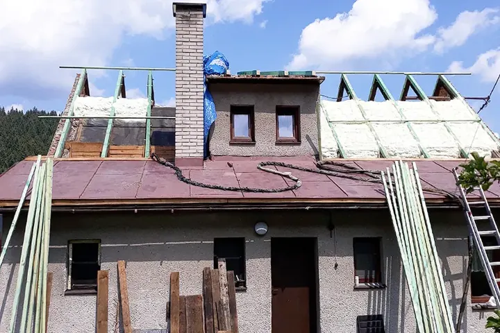 Zateplení střechy stříkanou PUR pěnou – reference Superizolace 67