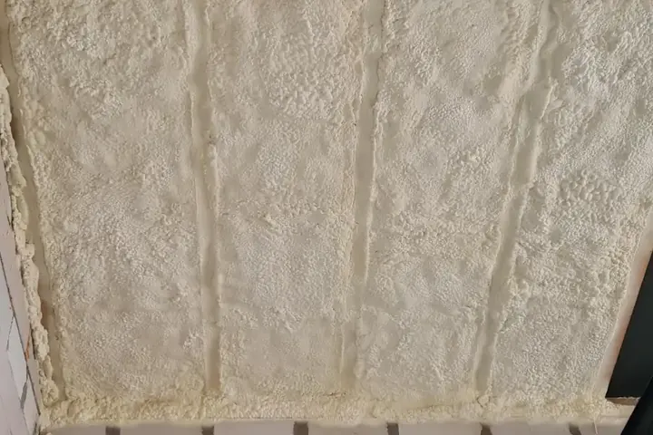 Realizace zateplení stropu stříkanou pěnou