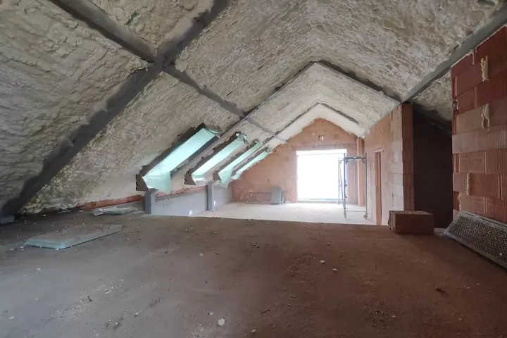 Stříkaná PUR izolace