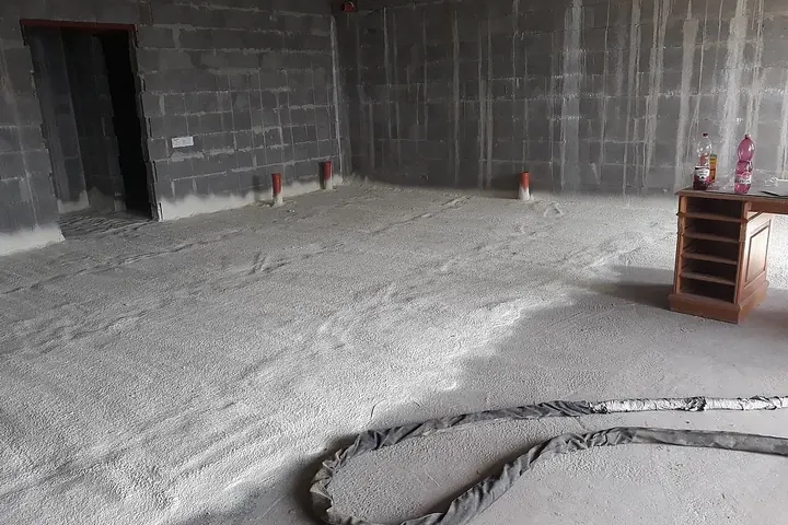 Stříkaná PUR izolace