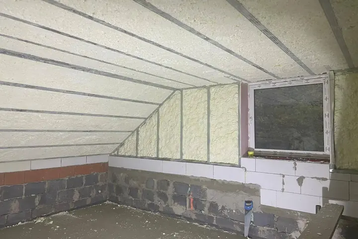Ukázka zateplení podkroví stříkanou PUR pěnou v Rožnově pod Radhoštěm