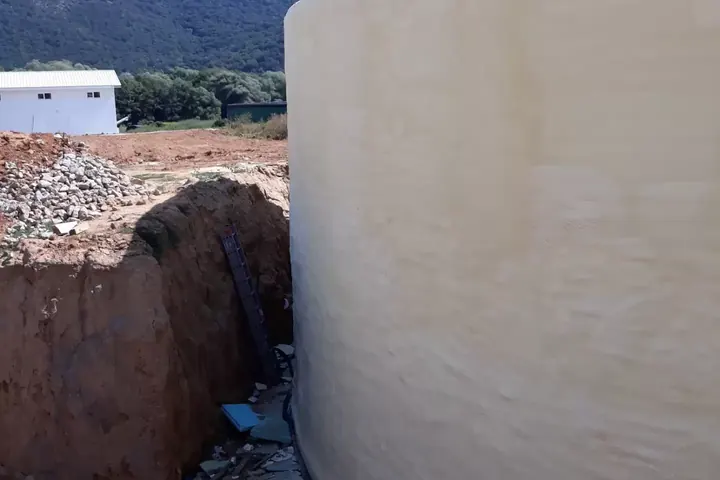 Ukázka zateplení základů stříkanou pěnou ve Valašském Meziříčí