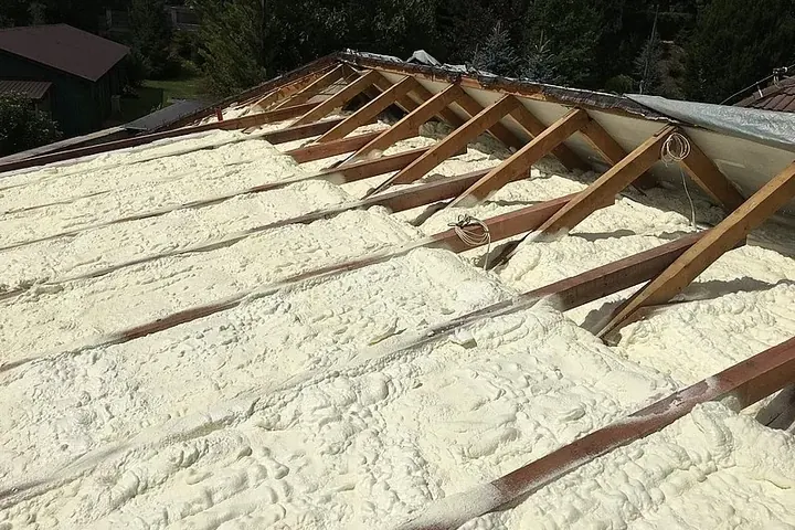 Zateplení střechy stříkanou PUR pěnou – reference Superizolace 68
