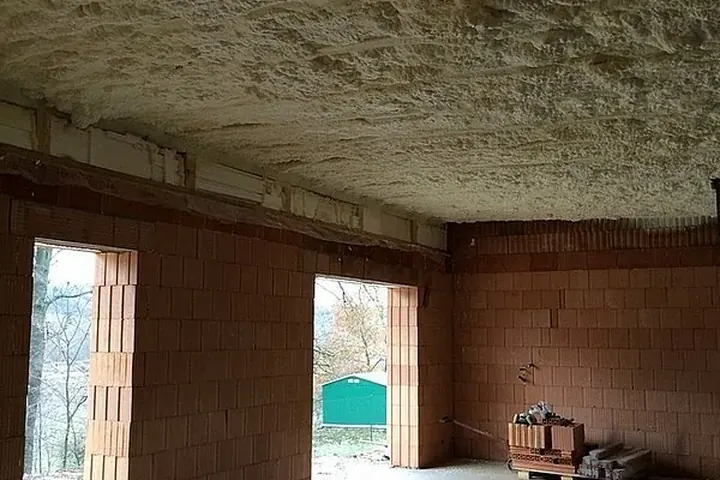 Izolace stropu stříkanou PUR pěnou – reference Superizolace 57