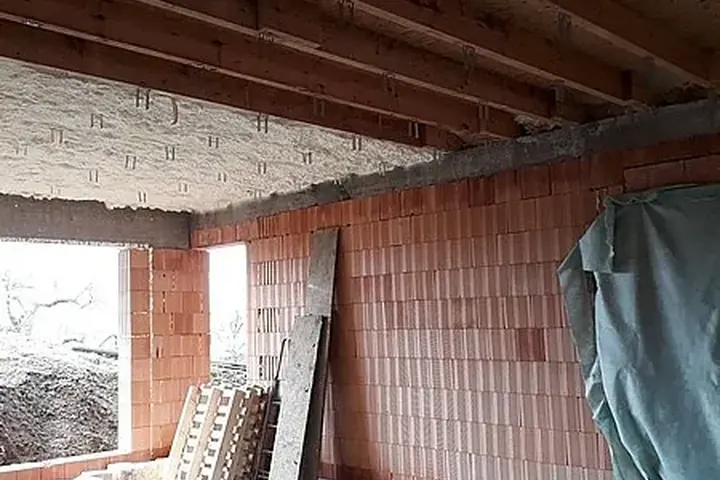 Izolace stropu stříkanou PUR pěnou – reference Superizolace 56