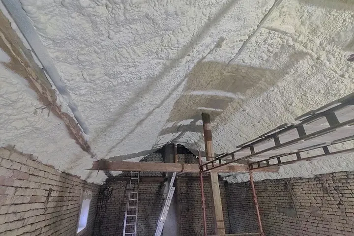 Zateplení střechy stříkanou pur pěnou