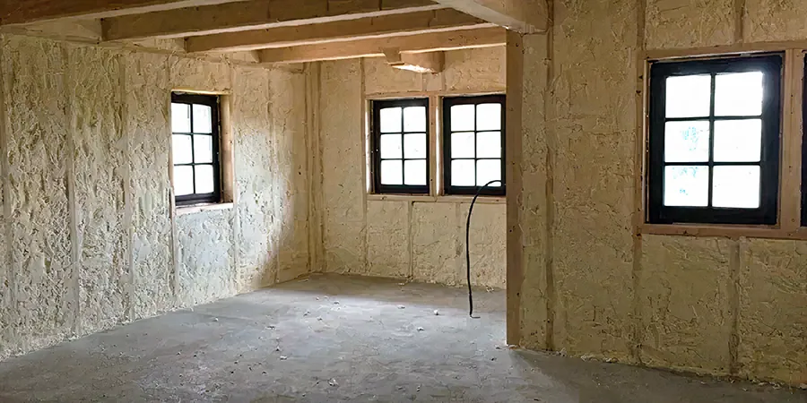 Stříkaná pěnová izolace