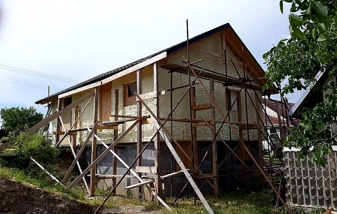Izolace dřevěné stavby stříkanou PUR pěnou