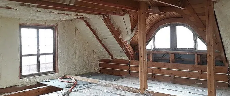 Izolace podkroví stříkanou PUR pěnou